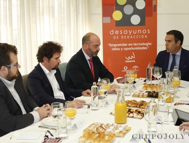 El director de 'Diario de Jerez' y moderador, Rafael Navas, interviene en el debate.

Foto: Jos&eacute; &Aacute;ngel Garc&iacute;a