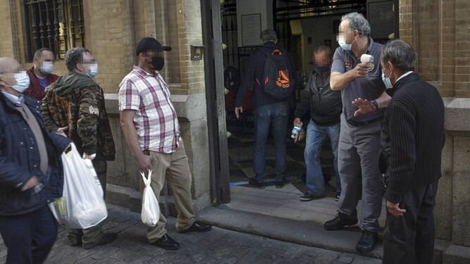 Varios hombres esperan en la puerta del comedor de San Juan de Dios el pasado noviembre.