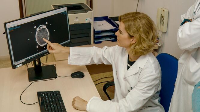 La neuróloga Carmen González Oria en su consulta.