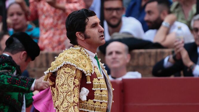 Cara de decepción de Morante de la Puebla, que se va de vacío de la Feria de Sevilla.