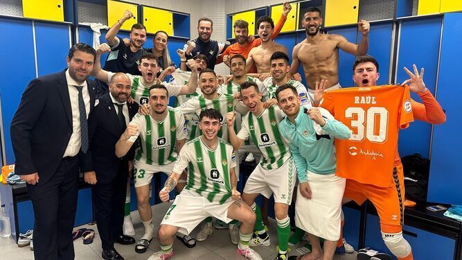 Los jugadores del Betis Futsal festejan el histórico triunfo en el Palau.