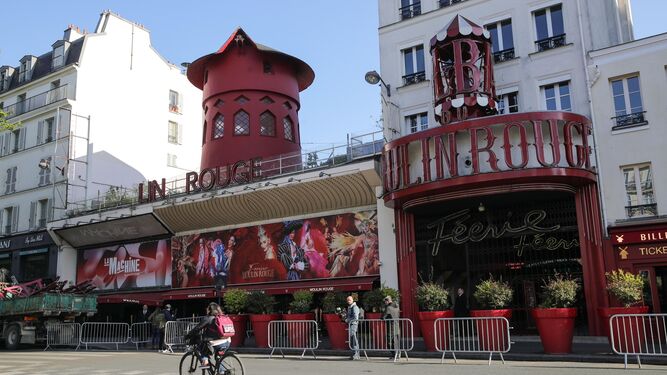 El Moulin Rouge de París, sin aspas.