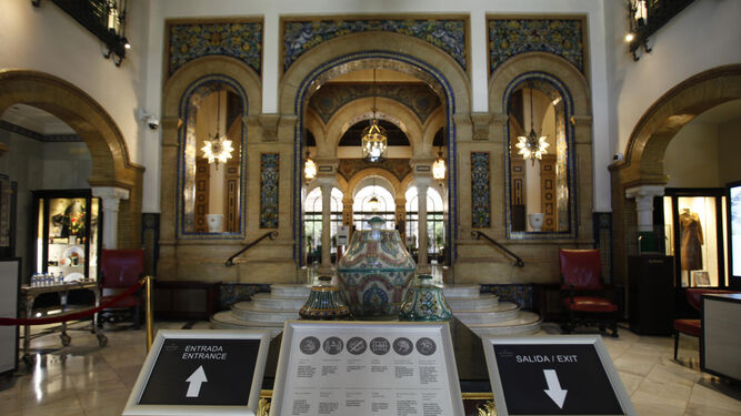 El vestíbulo del Hotel Alfonso XIII con las señales que marcan los itinerarios de entrada y salida.