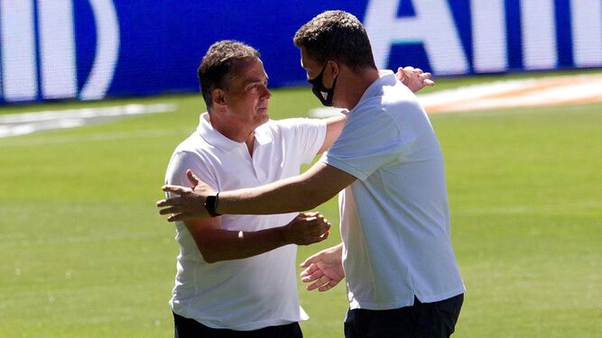 Alexis saluda al entrenador del Celta, Óscar García.