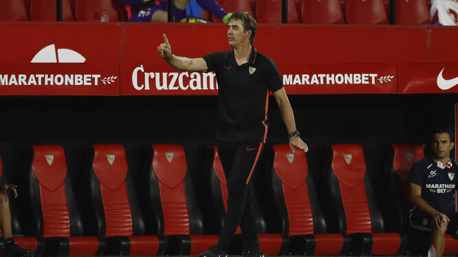 El entrenador del Sevilla, Julen Lopetegui, realiza una indicación desde el área técnica.