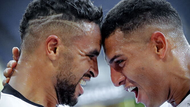 En-Nesyri y Diego Carlos celebran el gol del primero