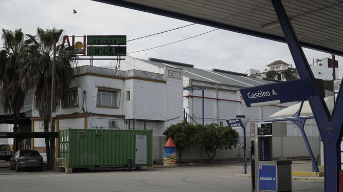 La caseta, de color verde y junto a la gasolinera, donde está instalado un equipo de extracción de gases desde agosto.