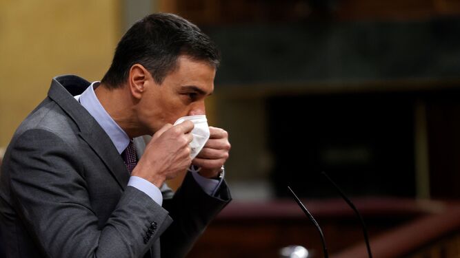 Pedro Sánchez se quita la mascarilla en el Congreso