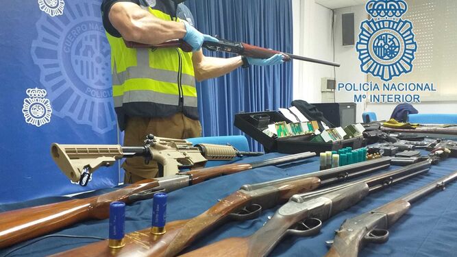 Las escopetas y municiones incautados a los detenidos durante el operativo policial.