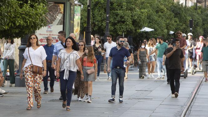 Varias personas caminan por la Avenida de la Constitución, en el centro de la capital.