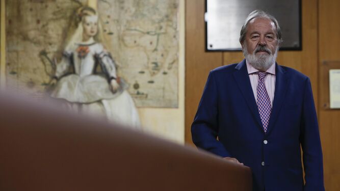 El presidente del Colegio de Médicos de Sevilla, en la sede de la institución.