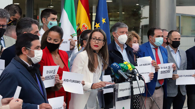 La delegada del Gobierno andaluz en Huelva, Bella Verano, fue la encargada de la lectura de un manifiesto en apoyo del AVE entre Sevilla, Huelva y Faro.