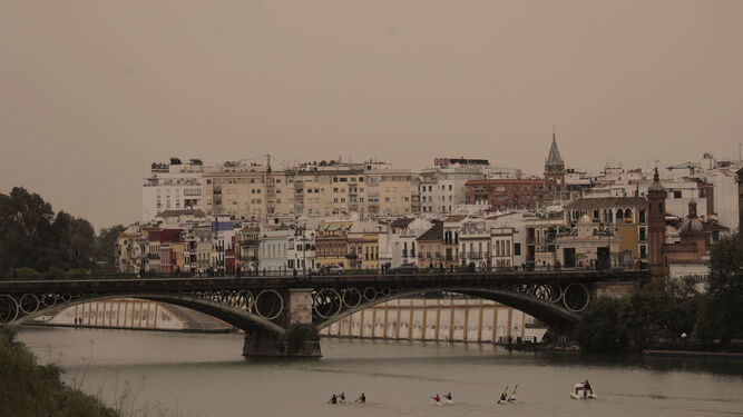 Vista panorámica del Puente de Triana en un día marcado por la calima.