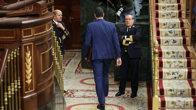 El presidente del Gobierno, Pedro Sánchez, sale del Congreso tras la sesión de control al Gobierno, este miércoles.