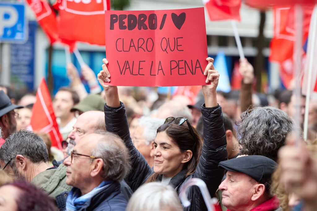 Miles de personas apoyan a S&aacute;nchez en Madrid