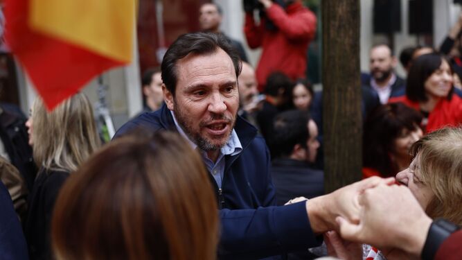 Óscar Puente saluda a los militantes del PSOE concentrados en la calle Ferraz