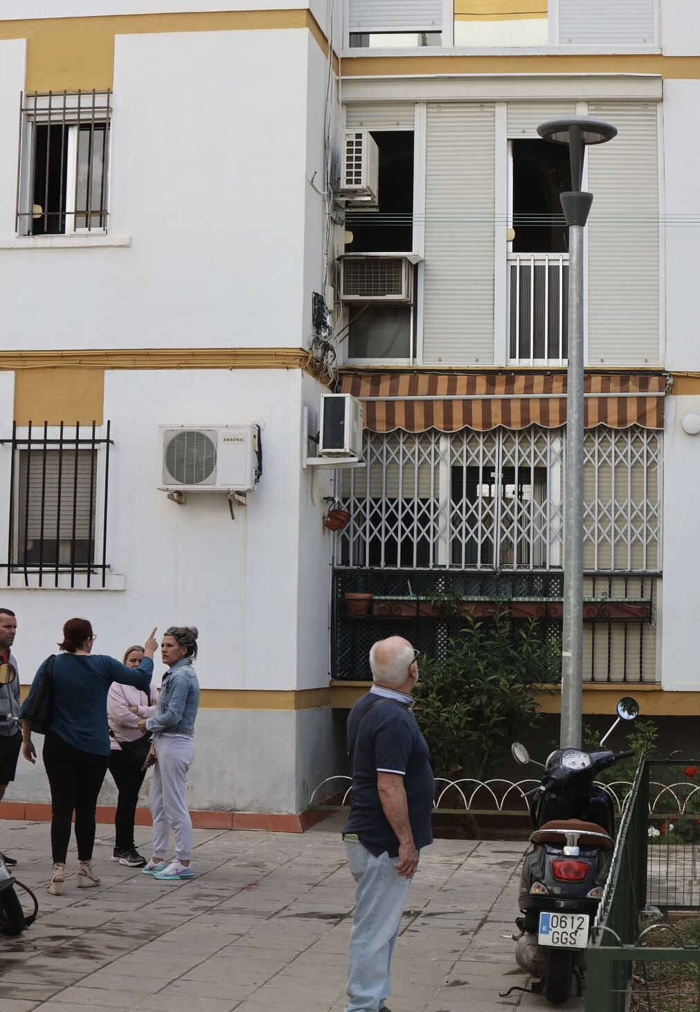 Fotogaler&iacute;a del incendio en Pino Montano que se ha saldado con cuatro heridos graves en Sevilla